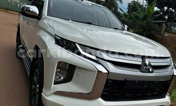 Nunua Mpya Mitsubishi Triton Nyeupe Gari ndani ya Kampala nchini Uganda