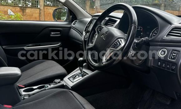 Nunua Mpya Mitsubishi Triton Nyeupe Gari ndani ya Kampala nchini Uganda Nunua Mpya Mitsubishi Triton Nyeupe Gari ndani ya Kampala nchini Uganda