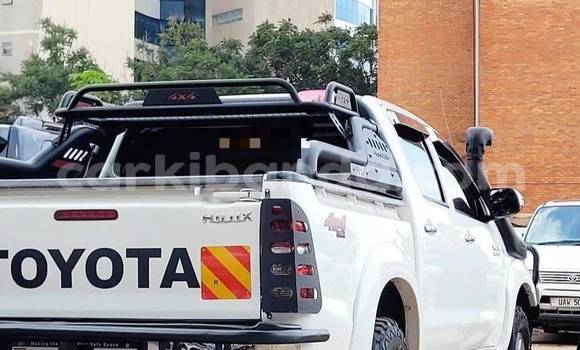 Nunua Ilio tumika Toyota Hiluxe VIGO Nyeupe Gari ndani ya Kampala nchini Uganda Nunua Ilio tumika Toyota Hiluxe VIGO Nyeupe Gari ndani ya Kampala nchini Uganda