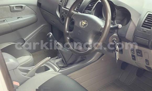 Nunua Ilio tumika Toyota Hiluxe VIGO Nyeupe Gari ndani ya Kampala nchini Uganda Nunua Ilio tumika Toyota Hiluxe VIGO Nyeupe Gari ndani ya Kampala nchini Uganda