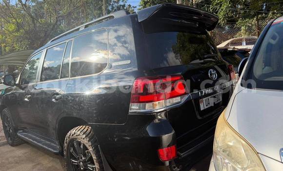 Nunua Mpya Toyota Land Cruiser Nyeusi Gari ndani ya Kampala nchini Uganda Nunua Mpya Toyota Land Cruiser Nyeusi Gari ndani ya Kampala nchini Uganda