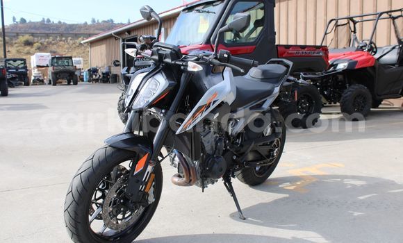 Gura Yakoze KTM SuperDuke White Bike i Kampala mu Uganda Gura Yakoze KTM SuperDuke White Bike i Kampala mu Uganda