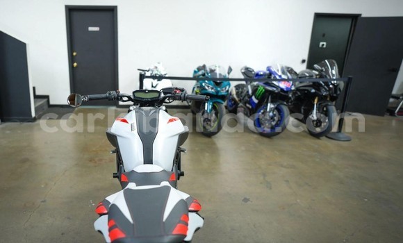 Gura Yakoze Yamaha MT White Bike i Kampala mu Uganda Gura Yakoze Yamaha MT White Bike i Kampala mu Uganda