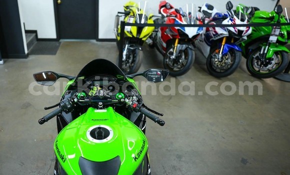 Gura Yakoze Kawasaki Ninja ZX-10R Green Bike i Kampala mu Uganda Gura Yakoze Kawasaki Ninja ZX-10R Green Bike i Kampala mu Uganda