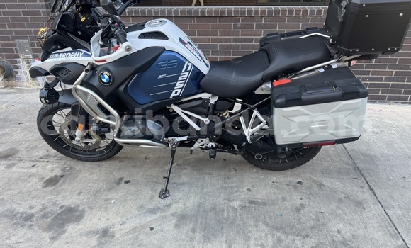 Gura Yakoze BMW R1200GS Adventure Beige Bike i Kampala mu Uganda Gura Yakoze BMW R1200GS Adventure Beige Bike i Kampala mu Uganda