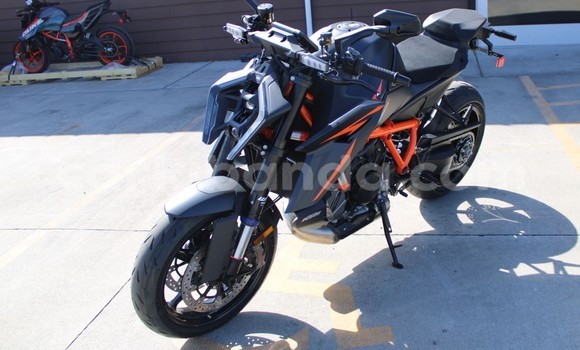 Gura Yakoze KTM SuperDuke Beige Bike i Kampala mu Uganda Gura Yakoze KTM SuperDuke Beige Bike i Kampala mu Uganda