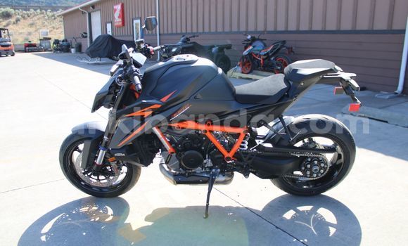 Gura Yakoze KTM SuperDuke Beige Bike i Kampala mu Uganda Gura Yakoze KTM SuperDuke Beige Bike i Kampala mu Uganda