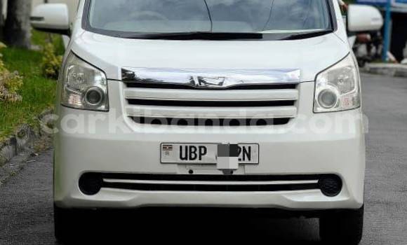 Nunua Ilio tumika Toyota Noah Nyeupe Gari ndani ya Kampala nchini Uganda Nunua Ilio tumika Toyota Noah Nyeupe Gari ndani ya Kampala nchini Uganda