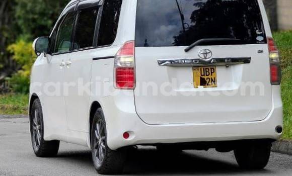 Nunua Ilio tumika Toyota Noah Nyeupe Gari ndani ya Kampala nchini Uganda Nunua Ilio tumika Toyota Noah Nyeupe Gari ndani ya Kampala nchini Uganda