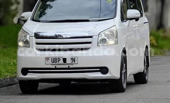 Nunua Ilio tumika Toyota Noah Nyeupe Gari ndani ya Kampala nchini Uganda Nunua Ilio tumika Toyota Noah Nyeupe Gari ndani ya Kampala nchini Uganda