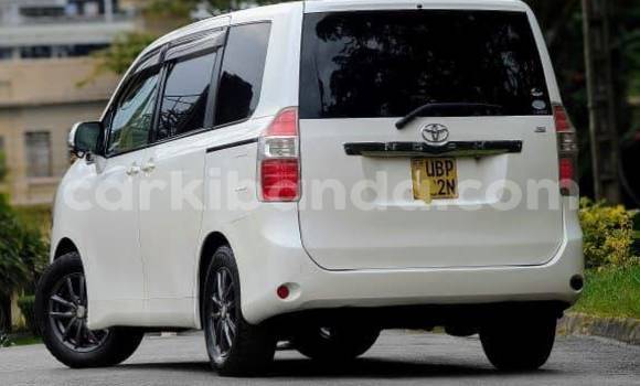 Nunua Ilio tumika Toyota Noah Nyeupe Gari ndani ya Kampala nchini Uganda Nunua Ilio tumika Toyota Noah Nyeupe Gari ndani ya Kampala nchini Uganda