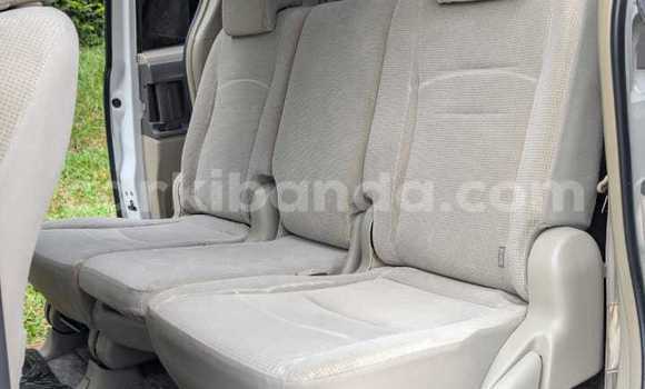 Nunua Ilio tumika Toyota Noah Nyeupe Gari ndani ya Kampala nchini Uganda Nunua Ilio tumika Toyota Noah Nyeupe Gari ndani ya Kampala nchini Uganda
