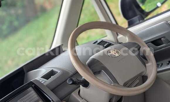 Nunua Ilio tumika Toyota Noah Nyeupe Gari ndani ya Kampala nchini Uganda Nunua Ilio tumika Toyota Noah Nyeupe Gari ndani ya Kampala nchini Uganda