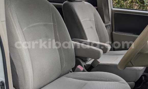 Nunua Ilio tumika Toyota Noah Nyeupe Gari ndani ya Kampala nchini Uganda Nunua Ilio tumika Toyota Noah Nyeupe Gari ndani ya Kampala nchini Uganda