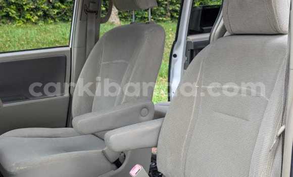 Nunua Ilio tumika Toyota Noah Nyeupe Gari ndani ya Kampala nchini Uganda Nunua Ilio tumika Toyota Noah Nyeupe Gari ndani ya Kampala nchini Uganda