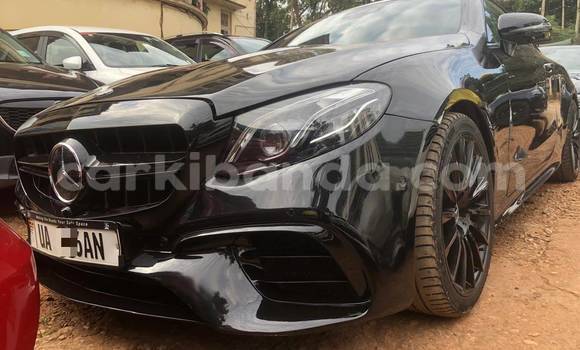 Nunua Mpya Mercedes‒Benz E–Class Nyeusi Gari ndani ya Kampala nchini Uganda Nunua Mpya Mercedes‒Benz E–Class Nyeusi Gari ndani ya Kampala nchini Uganda