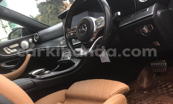 Nunua Mpya Mercedes‒Benz E–Class Nyeusi Gari ndani ya Kampala nchini Uganda Nunua Mpya Mercedes‒Benz E–Class Nyeusi Gari ndani ya Kampala nchini Uganda