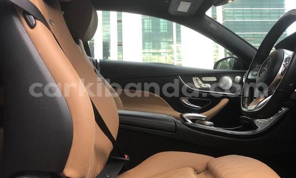 Nunua Mpya Mercedes‒Benz E–Class Nyeusi Gari ndani ya Kampala nchini Uganda Nunua Mpya Mercedes‒Benz E–Class Nyeusi Gari ndani ya Kampala nchini Uganda