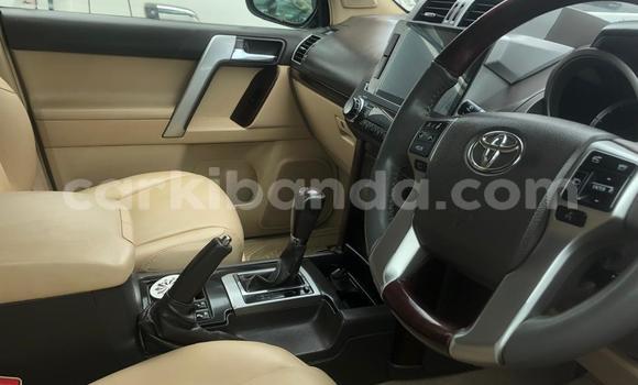 Nunua Mpya Toyota Land Cruiser Prado Nyeupe Gari ndani ya Kampala nchini Uganda Nunua Mpya Toyota Land Cruiser Prado Nyeupe Gari ndani ya Kampala nchini Uganda