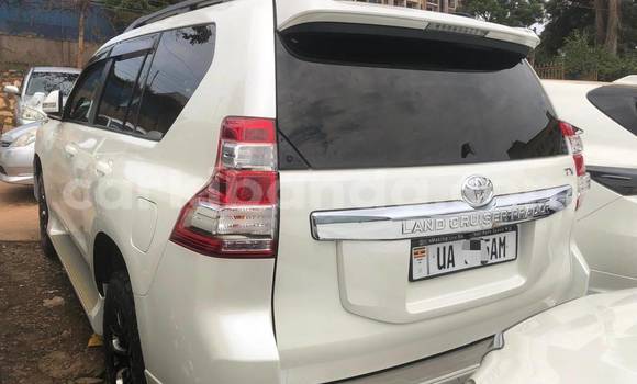 Nunua Mpya Toyota Land Cruiser Prado Nyeupe Gari ndani ya Kampala nchini Uganda Nunua Mpya Toyota Land Cruiser Prado Nyeupe Gari ndani ya Kampala nchini Uganda