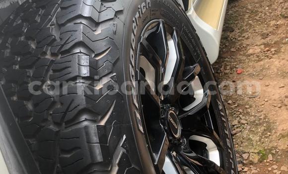 Nunua Mpya Toyota Land Cruiser Prado Nyeupe Gari ndani ya Kampala nchini Uganda Nunua Mpya Toyota Land Cruiser Prado Nyeupe Gari ndani ya Kampala nchini Uganda