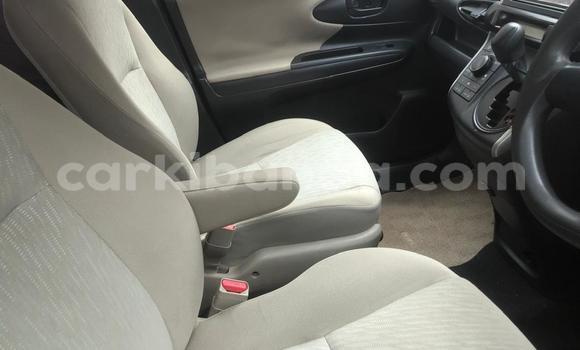 Nunua Ilio tumika Toyota Wish Nyeupe Gari ndani ya Kampala nchini Uganda Nunua Ilio tumika Toyota Wish Nyeupe Gari ndani ya Kampala nchini Uganda