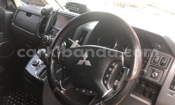 Nunua Mpya Mitsubishi Delica Fedha Gari ndani ya Kampala nchini Uganda Nunua Mpya Mitsubishi Delica Fedha Gari ndani ya Kampala nchini Uganda