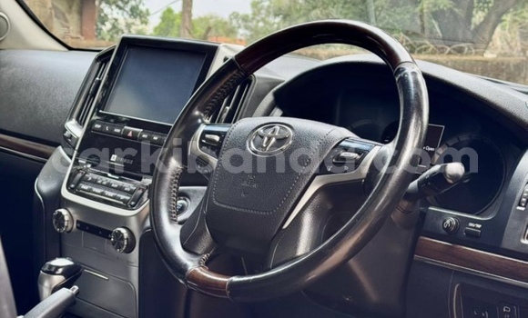 Nunua Mpya Toyota Land Cruiser Nyeupe Gari ndani ya Kampala nchini Uganda Nunua Mpya Toyota Land Cruiser Nyeupe Gari ndani ya Kampala nchini Uganda