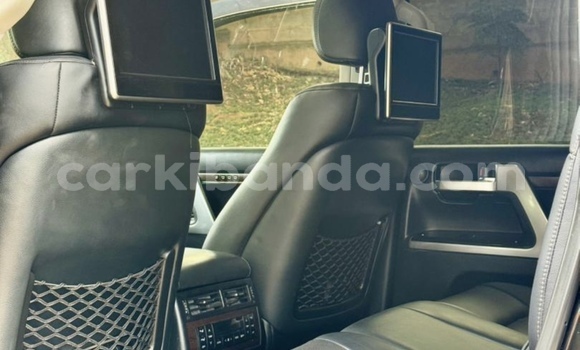 Nunua Mpya Toyota Land Cruiser Nyeupe Gari ndani ya Kampala nchini Uganda Nunua Mpya Toyota Land Cruiser Nyeupe Gari ndani ya Kampala nchini Uganda