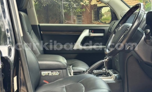 Nunua Mpya Toyota Land Cruiser Nyeupe Gari ndani ya Kampala nchini Uganda Nunua Mpya Toyota Land Cruiser Nyeupe Gari ndani ya Kampala nchini Uganda