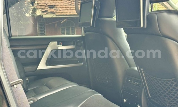 Nunua Mpya Toyota Land Cruiser Nyeupe Gari ndani ya Kampala nchini Uganda Nunua Mpya Toyota Land Cruiser Nyeupe Gari ndani ya Kampala nchini Uganda