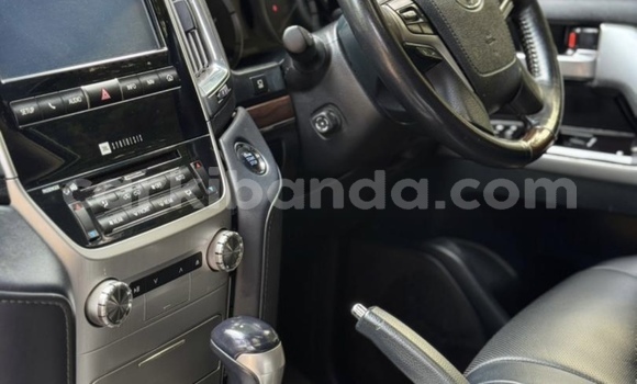 Nunua Mpya Toyota Land Cruiser Nyeupe Gari ndani ya Kampala nchini Uganda Nunua Mpya Toyota Land Cruiser Nyeupe Gari ndani ya Kampala nchini Uganda