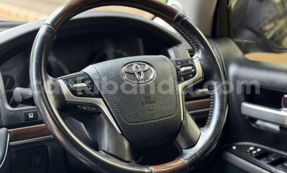 Nunua Mpya Toyota Land Cruiser Nyeupe Gari ndani ya Kampala nchini Uganda Nunua Mpya Toyota Land Cruiser Nyeupe Gari ndani ya Kampala nchini Uganda
