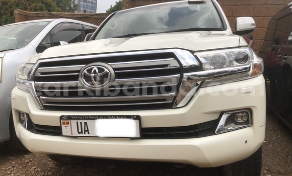 Gura Nshya Toyota Land Cruiser White Imodoka i Kampala mu Uganda