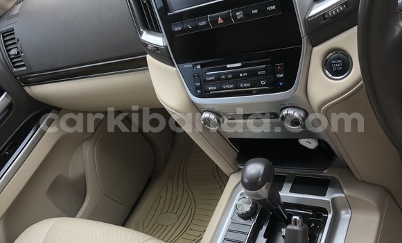 Nunua Mpya Toyota Land Cruiser Nyeupe Gari ndani ya Kampala nchini Uganda Nunua Mpya Toyota Land Cruiser Nyeupe Gari ndani ya Kampala nchini Uganda