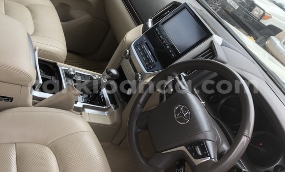 Nunua Mpya Toyota Land Cruiser Nyeupe Gari ndani ya Kampala nchini Uganda Nunua Mpya Toyota Land Cruiser Nyeupe Gari ndani ya Kampala nchini Uganda