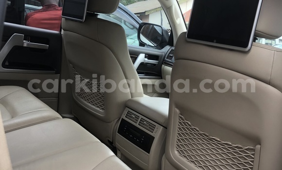 Nunua Mpya Toyota Land Cruiser Nyeupe Gari ndani ya Kampala nchini Uganda Nunua Mpya Toyota Land Cruiser Nyeupe Gari ndani ya Kampala nchini Uganda