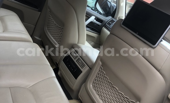 Nunua Mpya Toyota Land Cruiser Nyeupe Gari ndani ya Kampala nchini Uganda Nunua Mpya Toyota Land Cruiser Nyeupe Gari ndani ya Kampala nchini Uganda