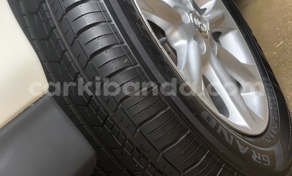 Nunua Mpya Toyota Harrier Nyeupe Gari ndani ya Kampala nchini Uganda Nunua Mpya Toyota Harrier Nyeupe Gari ndani ya Kampala nchini Uganda