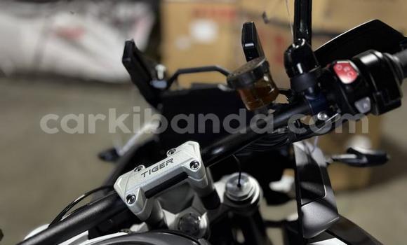 Gura Yakoze Triumph Tiger Beige Bike i Kampala mu Uganda Gura Yakoze Triumph Tiger Beige Bike i Kampala mu Uganda