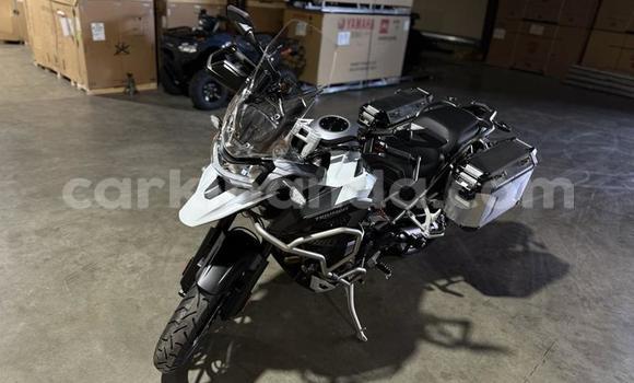 Gura Yakoze Triumph Tiger Beige Bike i Kampala mu Uganda Gura Yakoze Triumph Tiger Beige Bike i Kampala mu Uganda