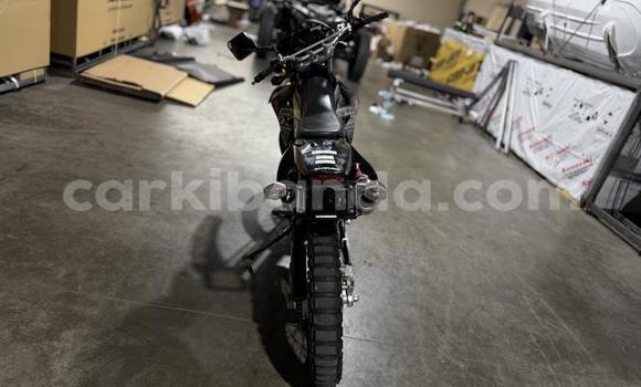 Gura Yakoze Suzuki DR-Z White Bike i Kampala mu Uganda Gura Yakoze Suzuki DR-Z White Bike i Kampala mu Uganda
