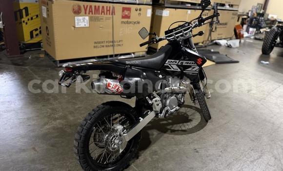 Gura Yakoze Suzuki DR-Z White Bike i Kampala mu Uganda Gura Yakoze Suzuki DR-Z White Bike i Kampala mu Uganda