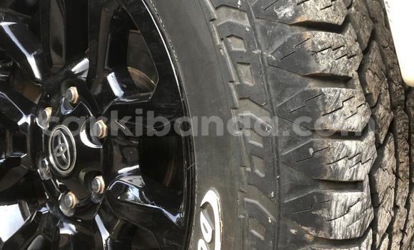 Acheter Neuf Voiture Toyota Hiluxe Revo Blanc à Kampala, Ouganda Acheter Neuf Voiture Toyota Hiluxe Revo Blanc à Kampala, Ouganda