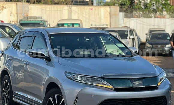 Nunua Ilio tumika Toyota Harrier Fedha Gari ndani ya Kampala nchini Uganda Nunua Ilio tumika Toyota Harrier Fedha Gari ndani ya Kampala nchini Uganda
