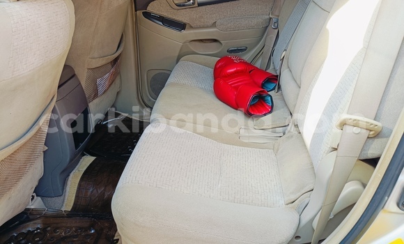 Acheter Occasion Voiture Toyota Land Cruiser Prado Beige à Kampala, Ouganda Acheter Occasion Voiture Toyota Land Cruiser Prado Beige à Kampala, Ouganda