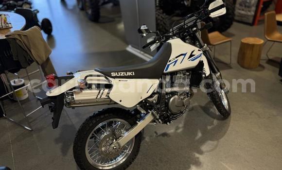 Gura Yakoze Suzuki DR-Z White Bike i Jinja–Kawempe mu Central Gura Yakoze Suzuki DR-Z White Bike i Jinja–Kawempe mu Central