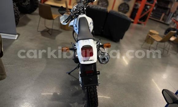 Gura Yakoze Suzuki DR-Z White Bike i Jinja–Kawempe mu Central Gura Yakoze Suzuki DR-Z White Bike i Jinja–Kawempe mu Central
