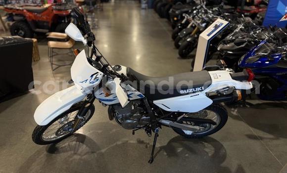 Gura Yakoze Suzuki DR-Z White Bike i Jinja–Kawempe mu Central Gura Yakoze Suzuki DR-Z White Bike i Jinja–Kawempe mu Central