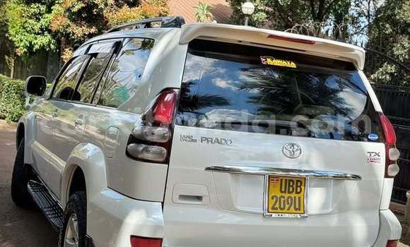 Gura Yakoze Toyota Land Cruiser White Imodoka i Kampala mu Uganda Gura Yakoze Toyota Land Cruiser White Imodoka i Kampala mu Uganda